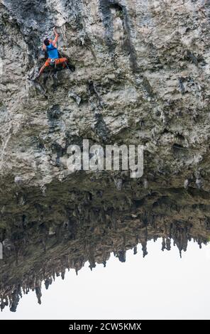 Man klettert auf dem Moon Hill in Yangshuo, einem Mekka in China Stockfoto