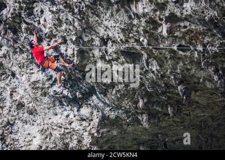 Man klettert auf dem Moon Hill in Yangshuo, einem Mekka in China Stockfoto