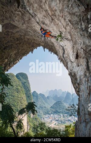 Man klettert auf dem Moon Hill in Yangshuo, einem Mekka in China Stockfoto