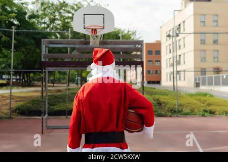 santa claus bereit, ein Basketball-Spiel zu spielen Stockfoto