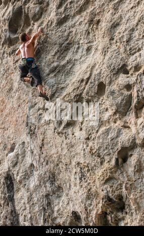 Mann klettert auf der Kalksteinklippe "White Mountain" in Yangshuo Stockfoto