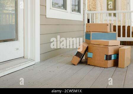 Pakete auf der Veranda von Online-Shopping Stockfoto