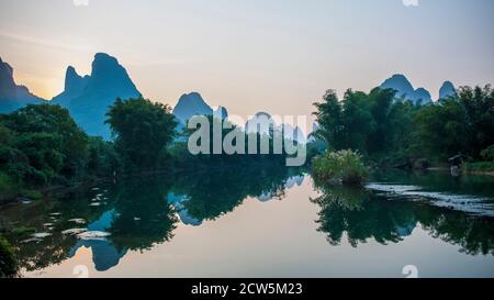 Sonnenuntergang auf dem Fluss Li in der Nähe von Yangshua in China Stockfoto