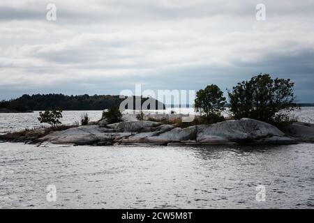 Schwedische Inseln an einem dunklen launischen Tag in Schweden Stockfoto