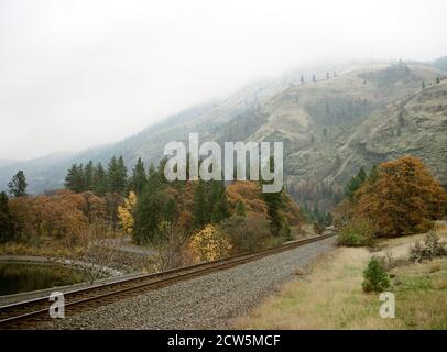 Eisenbahnkurve im Pazifischen Nordwesten vor Nebel Mounta Stockfoto