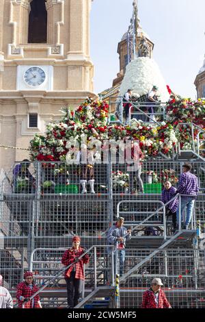 Die traditionellen Blumen bieten Hügel auf dem Pilar Platz während Stockfoto