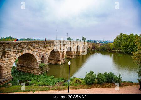 Römische Brücke mit Bögen und Fußweg im Vordergrund Stockfoto