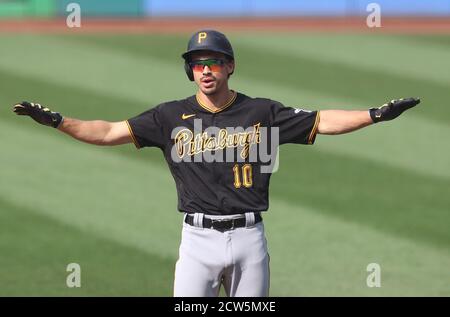 Cleveland, Usa. September 2020. Pittsburgh Pirates Bryan Reynolds (10) signalisiert am Sonntag, 27. September 2020, im zweiten Inning gegen die Cleveland Indians im Progressive Field in Cleveland, Ohio, den ersten Base-Schiedsrichter. Foto von Aaron Josefczyk/UPI Credit: UPI/Alamy Live News Stockfoto