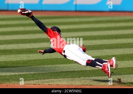 Cleveland, Usa. September 2020. Die Cleveland Indianer Francisco Lindor (12) macht am Sonntag, 27. September 2020, im Progressive Field in Cleveland, Ohio, einen Tauchstopp im zweiten Inning gegen die Pittsburgh Pirates. Foto von Aaron Josefczyk/UPI Credit: UPI/Alamy Live News Stockfoto