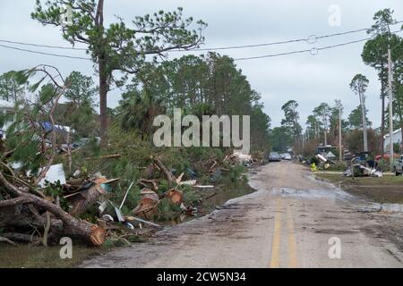 Trümmer am Straßenrand in der Bass Point Gemeinschaft nach Hurrikan Sally in Süd-Alabama, USA. Stockfoto