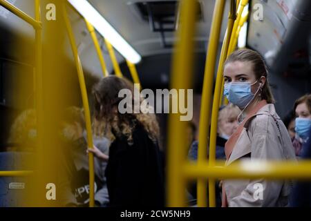 Moskau. Russland. 17. September 2020 Mädchen in einem Stadtbus. Auf den Gesichtern der Passagiere sind Schutzmasken. Präventionsmaßnahmen gegen Viren Stockfoto