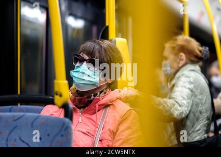 Moskau. Russland. 17. September 2020 Frauen in einem Stadtbus. Auf den Gesichtern der Passagiere sind Schutzmasken. Präventionsmaßnahmen gegen Viren Stockfoto