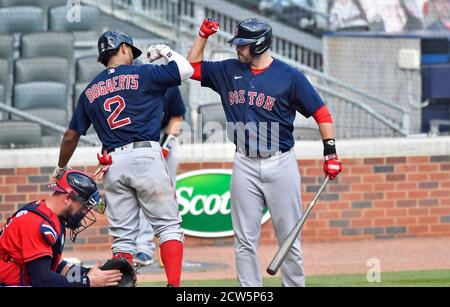 Atlanta, USA. 27. September 2020: Der Boston Red Sox Infielder Xander Bogaerts (2) feiert mit dem Outfielder J.D. Martinez (rechts) nach einem Heimlauf während des fünften Innings eines MLB-Spiels gegen die Atlanta Braves im Truist Park in Atlanta, GA. Austin McAfee/CSM Credit: CAL Sport Media/Alamy Live News Stockfoto