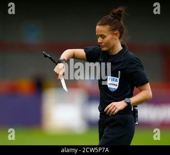 CRAWLEY, ENGLAND - SEPTEMBER 27: Schiedsrichter: Rebecca Welch während des Vitality Women's FA Cup-Matches zwischen Brighton und Hove Albion Women und Birmingham City Women am 27. September 2020 im Broadfield Stadium in Crawley, England Stockfoto