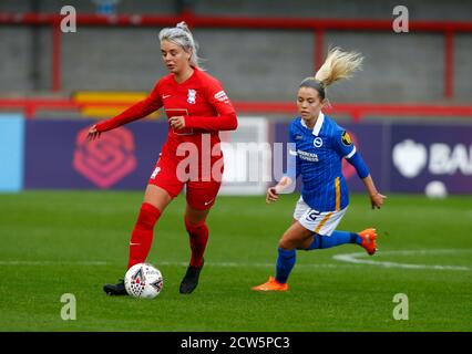 Crawley, Großbritannien. Februar 2018. CRAWLEY, ENGLAND - SEPTEMBER 27: L-R Mollie Green von Birmingham City LFC und Dennis O'Sullivan von Brighton und Hove Albion WFC während des Vitality Women's FA Cup Spiels zwischen Brighton und Hove Albion Women und Birmingham City Women am 27. September 2020 im Broadfield Stadium in Crawley, England Credit: Action Foto Sport/Alamy Live News Stockfoto