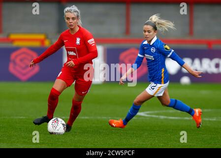 Crawley, Großbritannien. Februar 2018. CRAWLEY, ENGLAND - SEPTEMBER 27: L-R Mollie Green von Birmingham City LFC und Dennis O'Sullivan von Brighton und Hove Albion WFC während des Vitality Women's FA Cup Spiels zwischen Brighton und Hove Albion Women und Birmingham City Women am 27. September 2020 im Broadfield Stadium in Crawley, England Credit: Action Foto Sport/Alamy Live News Stockfoto