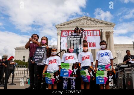 Washington, DC, USA, 27. September 2020. Im Bild: Sabrina Williams von der She will Rise Kampagne spricht zum No Confirmation Until Inauguration Rally am Obersten Gerichtshof. Der Protest war Teil der landesweiten Kundgebungen, um US-Senatoren zu fordern, dass sie eine neue Justiz des Obersten Gerichtshofs nicht bestätigen, bis ein neuer Präsident eingeweiht wird, wie sie es mit Präsident Obamas Nominierten im Wahljahr 2016 taten. Kredit: Allison C Bailey/Alamy Live Nachrichten Stockfoto