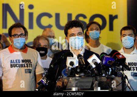 Bukarest, Rumänien. September 2020. Der unabhängige Kandidat Nicusor Dan (Front) spricht nach der ersten Wahlausgangswahl bei den Kommunalwahlen in Bukarest, Rumänien, am 27. September 2020 zu den Medien. Rumänien hielt Kommunalwahlen inmitten der Epidemie am Sonntag und die Ausstiegsumfrage kurz nach der Abstimmung veröffentlicht zeigte, dass Mitte-Rechts-Kandidaten könnten die Gewinner der Wahlen werden, gewinnen die Posten des Bürgermeisters in vielen wichtigen Städten des Landes, einschließlich der Hauptstadt. Quelle: Cristian Cristel/Xinhua/Alamy Live News Stockfoto