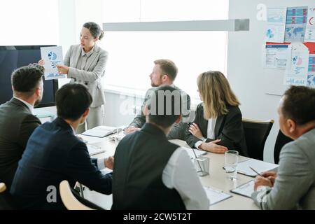 Selbstbewusster junger Business Coach in formalwear, vor dem steht Zielgruppe Stockfoto