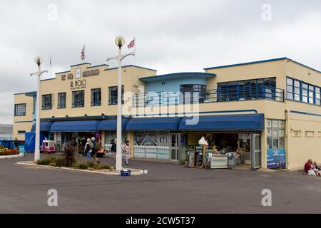 Union Jack Flaggen fliegen vom Dach des Pier Bandstand, Weymouth, Dorset UK Stockfoto