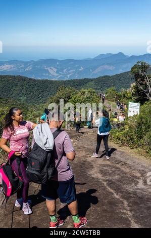 Touristen, die rund um Pedra da Macela Aussichtspunkte und genießen die atemberaubende Berglandschaft Umgebung der Serra do Mar Region. Stockfoto