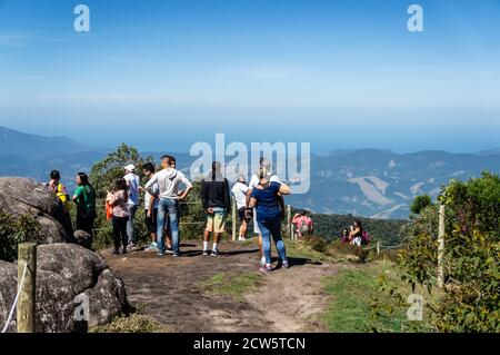 Rucksacktouristen haben sich um Pedra da Macela wieder vereint und die atemberaubende Berglandschaft der Serra do Mar Region genossen. Stockfoto