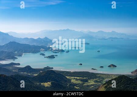 Weite und entfernte Ansicht von Serra do Mar (Sea Ridge) und Carioca Bay wie gesehen von Pedra da Macela Aussichtspunkt im Serra da Bocaina Nationalpark. Stockfoto