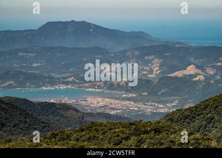 Weitblick auf Paraty Dorf, wie von einem der Aussichtspunkte von Pedra da Macela Wahrzeichen, innerhalb Serra da Bocaina Nationalpark gesehen. Stockfoto