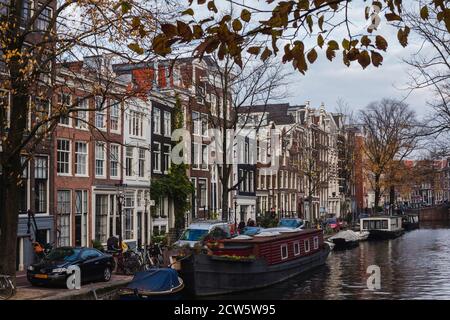 Traditionelle holländische Häuser an einem Kanal in Amsterdam Stockfoto