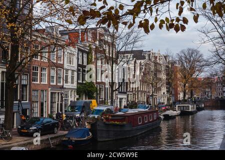 Traditionelle holländische Häuser an einem Kanal in Amsterdam Stockfoto