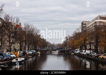 Ein Kanal in Amsterdam an einem Herbsttag Stockfoto