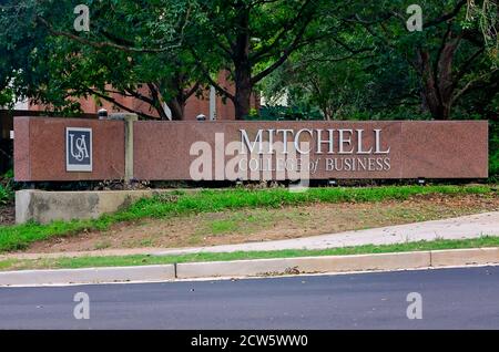 Das Mitchell College of Business Zeichen ist an der University of South Alabama, September 26, 2020, in Mobile, Alabama abgebildet. Stockfoto