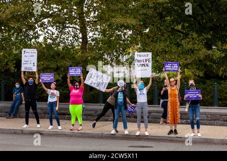 Washington, DC, USA, 27. September 2020. Im Bild: Nur eine Handvoll Anti-Abtreibungsaktivisten nahmen an der "No Confirmation Until Inauguration"-Kundgebung am Obersten Gerichtshof Teil. Die Kundgebung war Teil der landesweiten Kundgebungen, um US-Senatoren zu fordern, dass sie eine neue Justiz des Obersten Gerichtshofs nicht bestätigen, bis ein neuer Präsident eingeweiht wird, wie sie es mit Präsident Obamas Nominierten im Wahljahr 2016 taten. Kredit: Allison C Bailey/Alamy Live Nachrichten Stockfoto