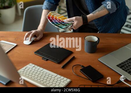 Hände von kreativen Software-Entwickler oder Web-Designer mit Farbe Palette Stockfoto