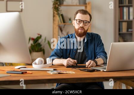 Junge kreative freiberufliche Designer Zeichnung Skizzen des neuen Logos oder Website Stockfoto