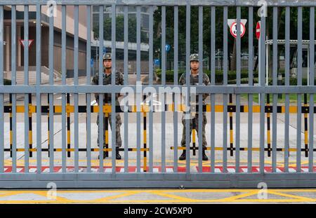 Hongkong, Hongkong, China. Oktober 2014. Es gelingt den Demonstranten, eine weitere Straße vor dem Hauptgeschäftsführungsbüro im LegCo-Gebäude und dem Hauptquartier der PLA, Tamar, Admiralität, zu blockieren. Prodemokratische Studenten protestieren in den frühen Morgenstunden, während die Polizei weiterhin das Gebäude schützt und keine Maßnahmen ergreift, um eine weitere Verbreitung des prodemokratischen Sit-ins zu verhindern. Soldaten in der PAA (Chinesische Volksbefreiungsarmee) stehen Wache Kredit: Jayne Russell/ZUMA Wire/Alamy Live News Stockfoto