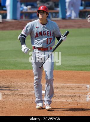 Los Angeles, Usa. September 2020. Los Angeles Angels' Shohei Ohtani kehrt zum Dugout zurück, nachdem er am Sonntag, den 27. September 2020, im dritten Inning gegen die Los Angeles Dodgers im Dodger Stadium in Los Angeles ausgetreten ist. Foto von Jim Ruymen/UPI Kredit: UPI/Alamy Live Nachrichten Stockfoto