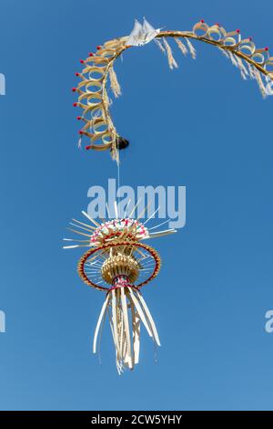 Penjor - Strethratter Bambusstangen für Galunga-Feier des balinesischen Hinduismus. Insel Bali, Indonesien. Vertikales Bild. Stockfoto