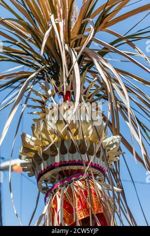 Penjor - Strethratter Bambusstangen für Galunga-Feier des balinesischen Hinduismus. Insel Bali, Indonesien. Vertikales Bild. Stockfoto