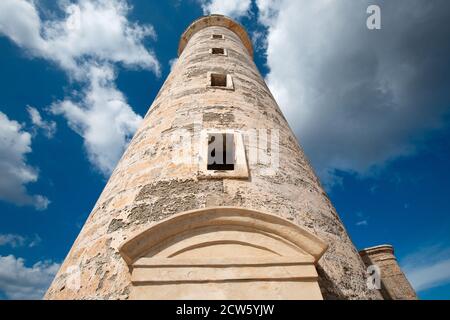 Berühmter Leuchtturm der Burg Morro (Castillo de los Tres Reyes del Morro), eine Festung, die den Eingang zur Bucht von Havanna in Havanna, Kuba bewacht Stockfoto