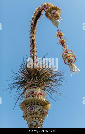 Penjor - Strethratter Bambusstangen für Galunga-Feier des balinesischen Hinduismus. Insel Bali, Indonesien. Vertikales Bild. Stockfoto