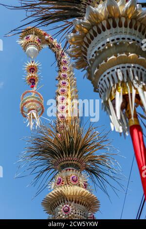 Penjor - Strethratter Bambusstangen für Galunga-Feier des balinesischen Hinduismus. Insel Bali, Indonesien. Vertikales Bild. Stockfoto