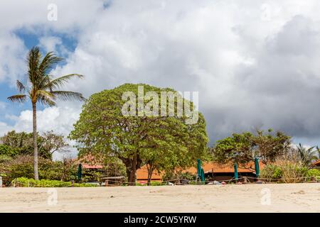 Weißer Sand Mengiat Beach (Pantai Mengiat) und Indischer Ozean, Nusa Dua, Bali, Indonesien Stockfoto