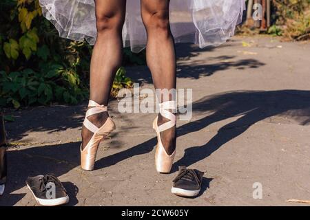 Pointe Schuhe an den Füßen einer Ballerina. Stockfoto