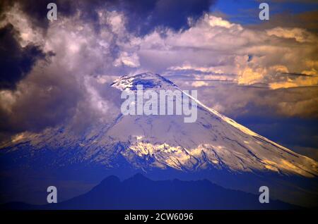 Quito, Ecuador - Blick auf Cotopaxi von TelefoniQo Stockfoto