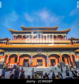 Peking, China - Jan 12 2020: Nicht identifizierte Menschen respektieren Götter und Buddha im Yonghegong Lama Tempel - dem Palast des Friedens und der Harmonie Stockfoto