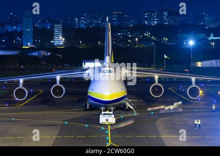 Antonov Design Bureau Antonov ein 124 Flugzeuge in der Nacht auf Porto Alegre Flughafen, Brasilien. Riesiges Flugzeug an-124-100 Ruslan UR-82027. Frontalansicht. Stockfoto