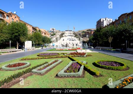 Alexander Tamanyan Park in Jerewan, Armenien. Fußgängerzone und Tamanyan Park mit Cascade Complex und Cafesjian Museum of Art hinter. Stockfoto