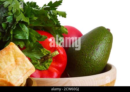 Zutaten für Guacamole auf weißem Hintergrund mit einem Teller taco Chips Stockfoto