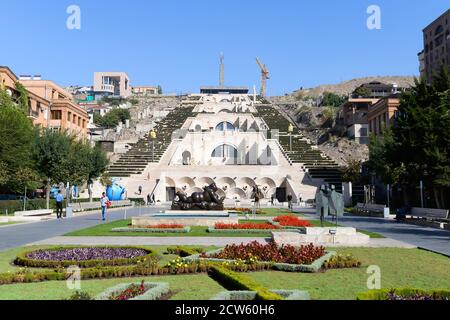 Alexander Tamanyan Park, Cascade Complex und Cafesjian Museum of Art in Jerewan, Armenien. Fußgängerzone und Tamanyan Park. Stockfoto